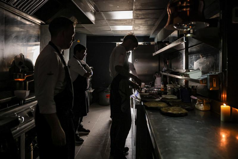 A restaurant kitchen in Centelles during the blackout
