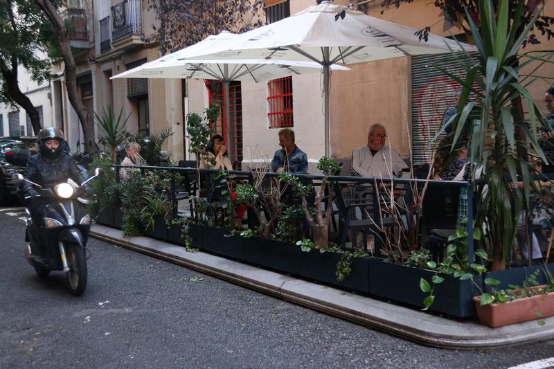A terrace in Barcelona reclaimed from the street with the platform installed as required by the city council