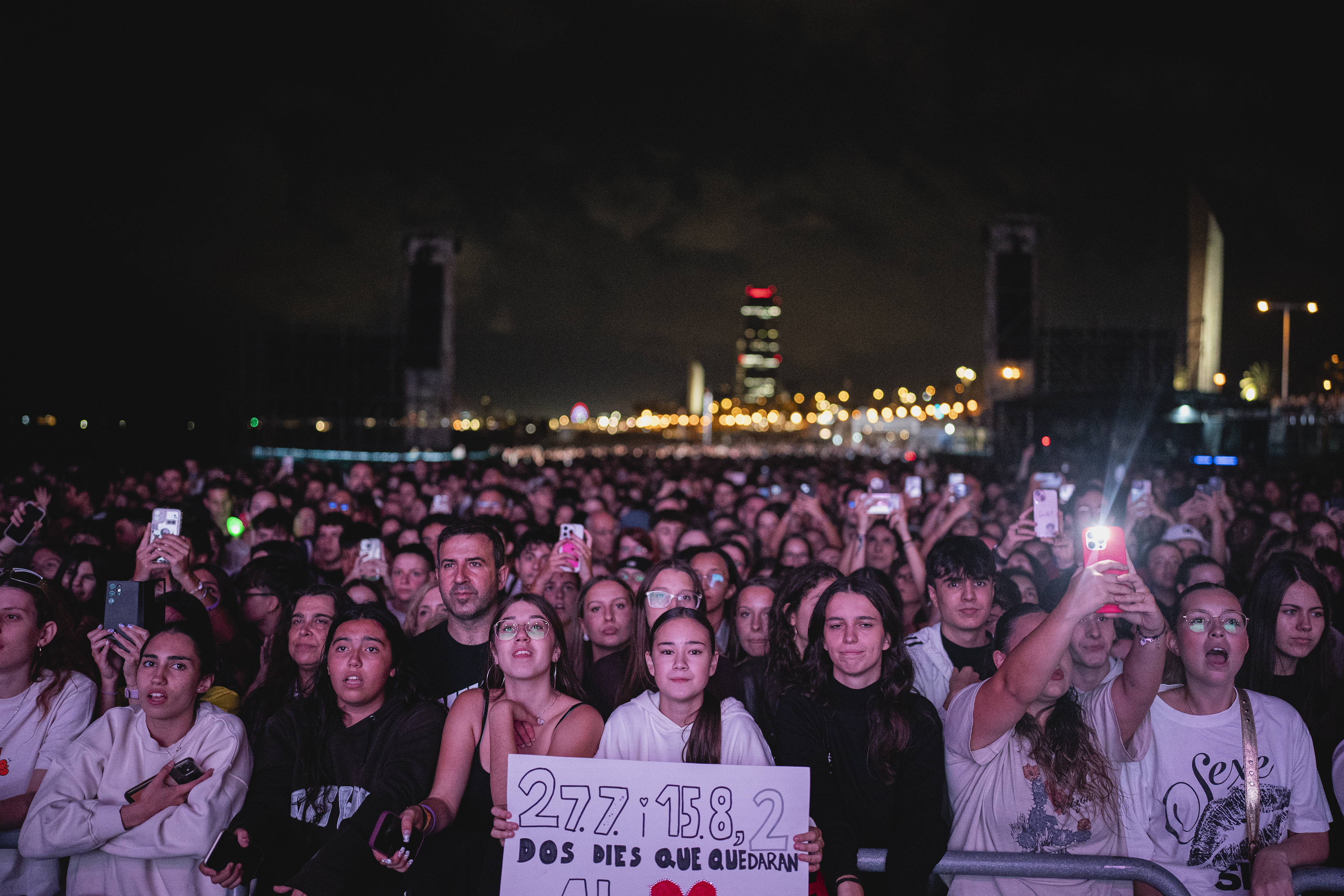 The crowd at Bogatell beach to watch Mushka perform at La Mercè 2025
