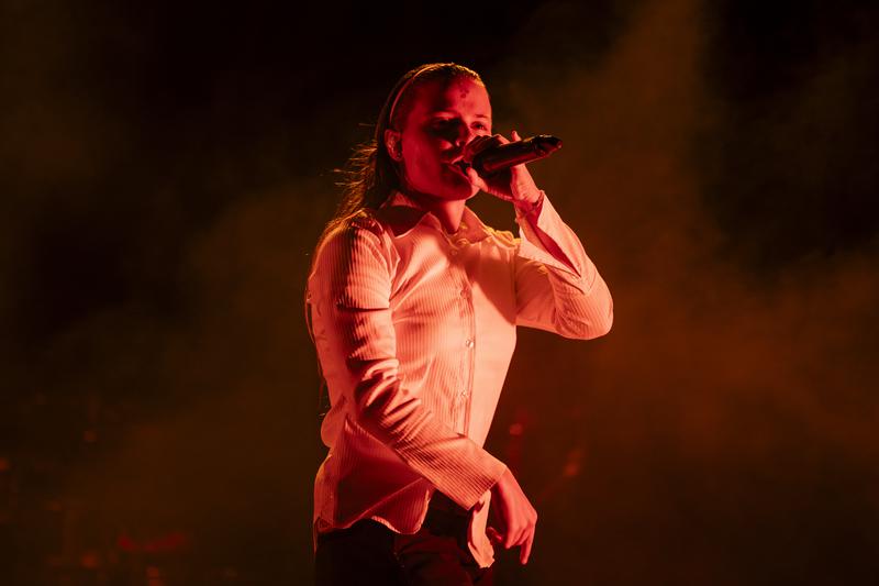 Mushka performing on Bogatell beach during La Mercè