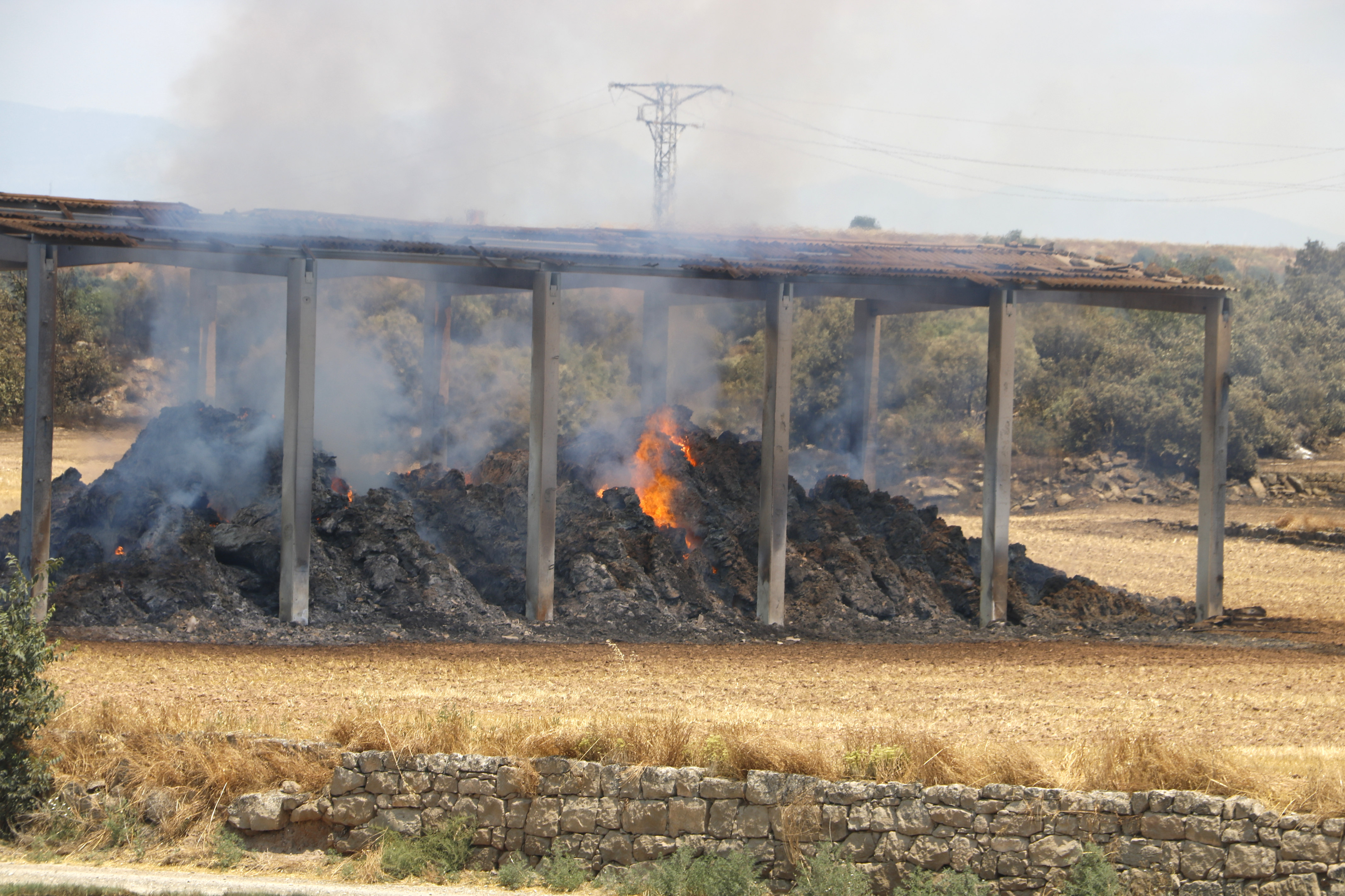 Fire in a farm amid a wildfire in the Torrefeta i Florejacs area