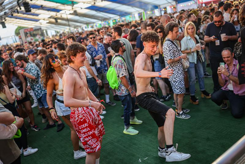 Several young people dance during Sónar 2023