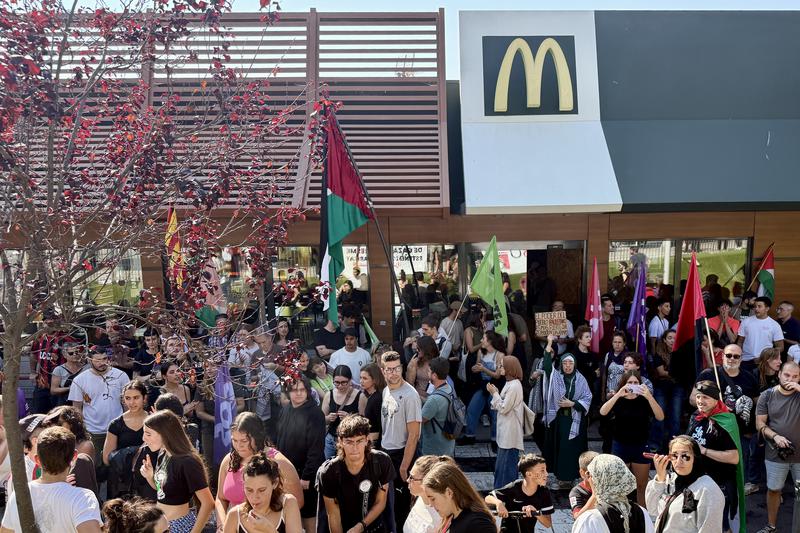 Demonstrators in favor of Palestine consider McDonald's is an "accomplice of the genocide" in Gaza