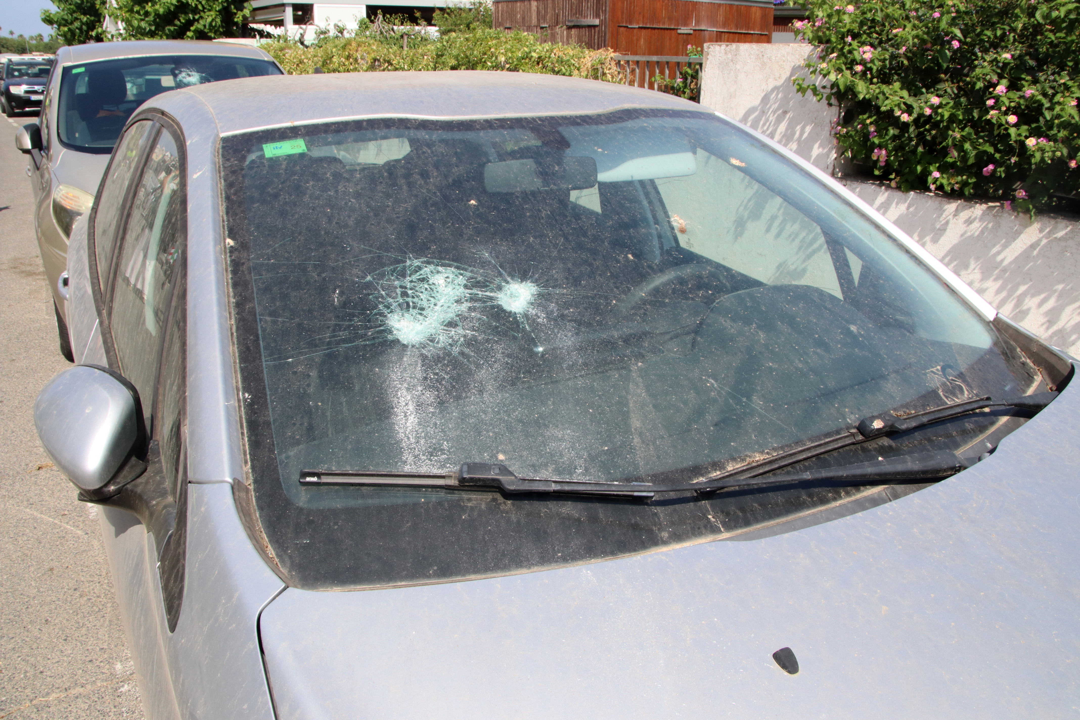Imatge d'un dels vehicles que han patit danys durant el llançament de pedres de manters a la policia, al carrer Carles Roig de Salou