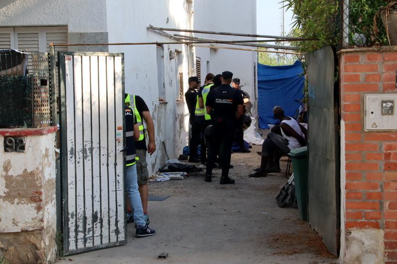 Police make an arrest in Salou during a crackdown on illegal street vending, known as top manta