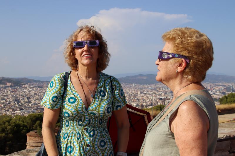 Els barcelonins es preparen per veure l'"extraordinari" eclipsi solar des de Montjuïc: "Això serà un cop a la vida"