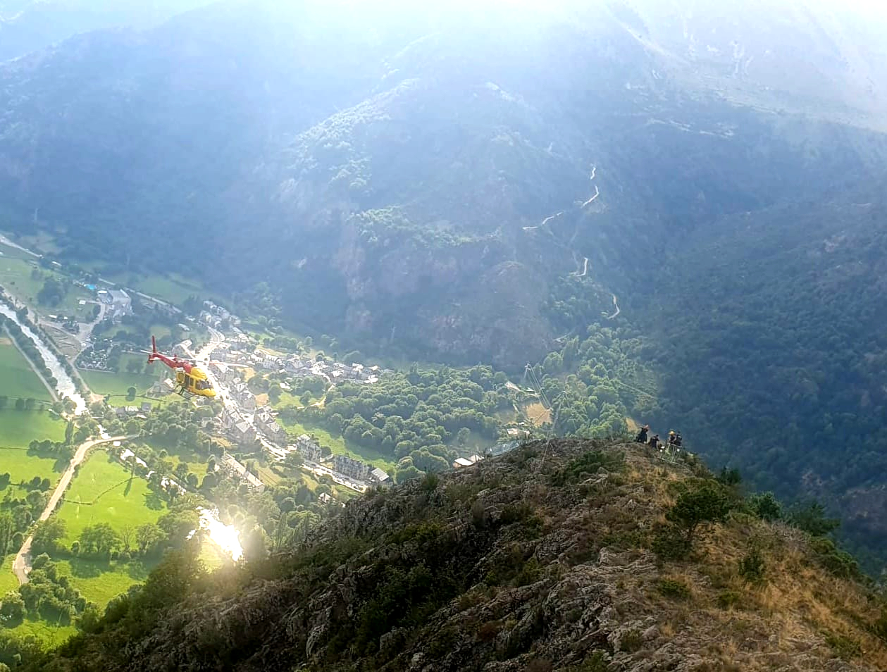 Helicopter arrives after collapse of viewpoint in Vall de Boí