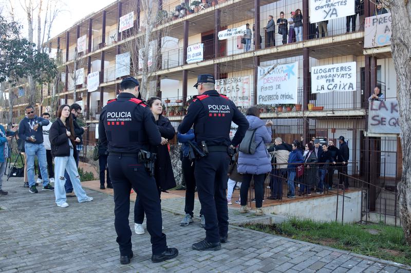 Activists protest an eviction being carried out in Salou 