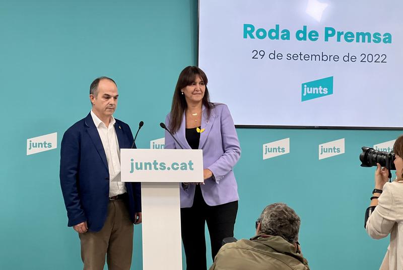 Junts party secretary general Jordi Turull and party president Laura Borràs talking to the press on September 29, 2022