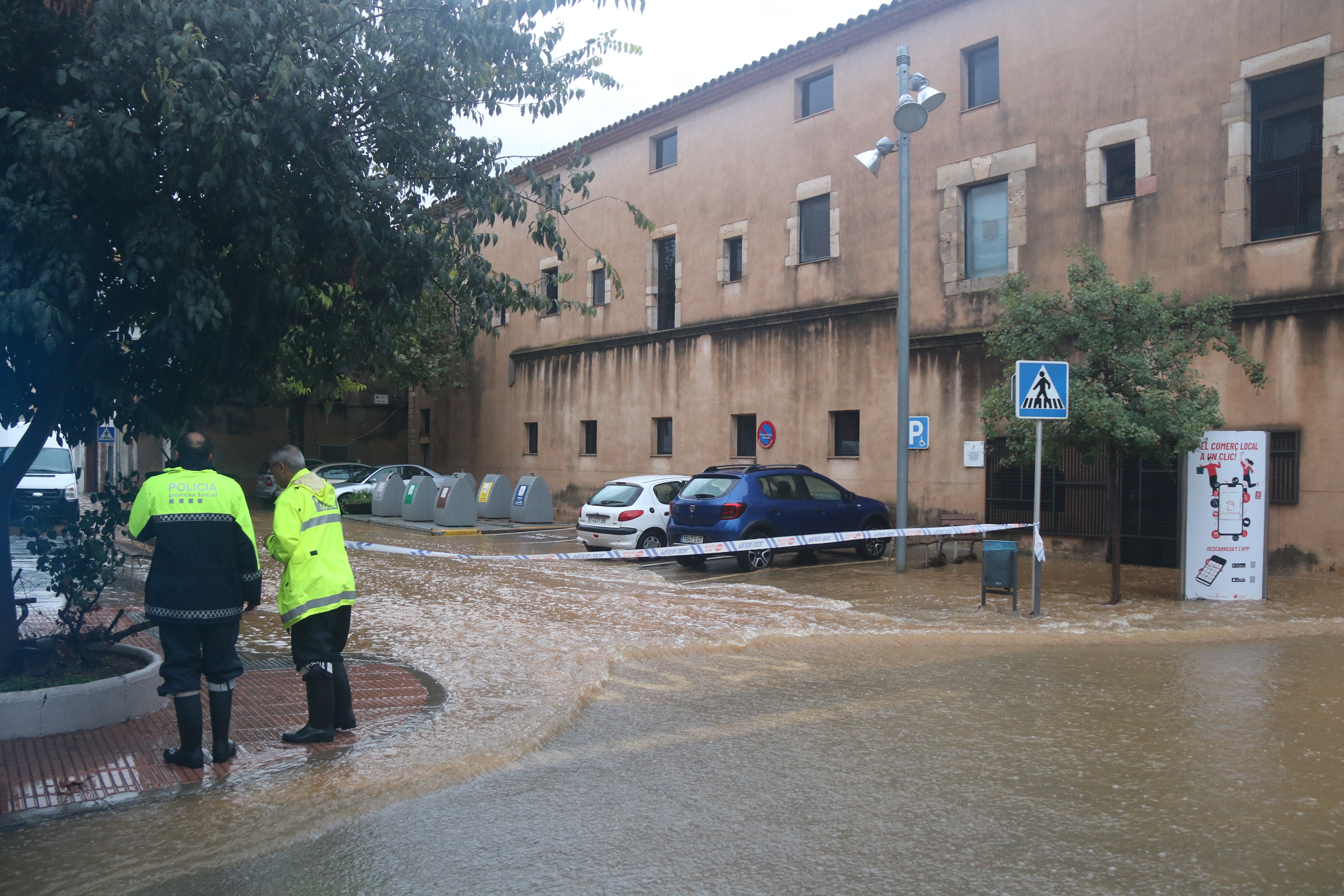 Two local police officers from Ulldecona observe the condition of the municipality's streets during the episode of heavy downpours in the Montsià and Baix Ebre regions.