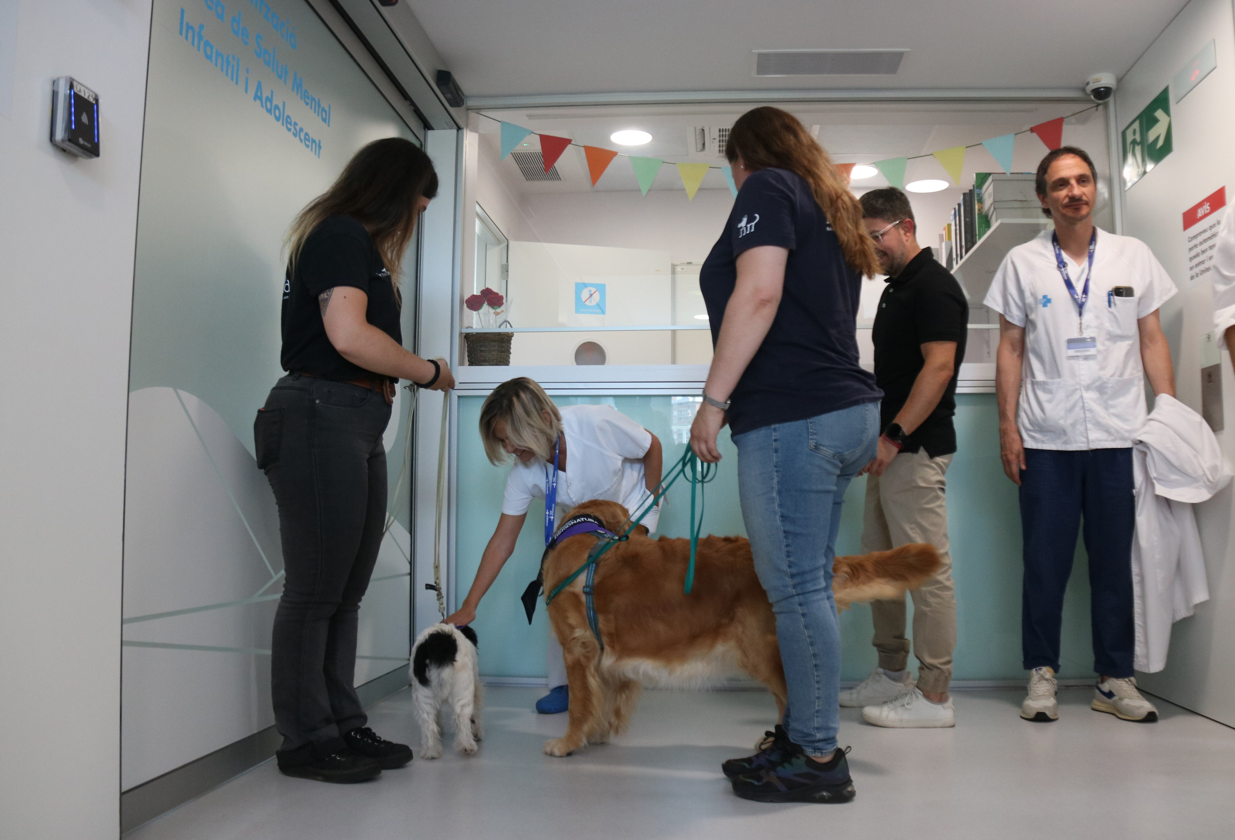 Caregivers from Perruneando at the Mental Health Inpatient Unit for Children and Adolescents at Vall d’Hebron.