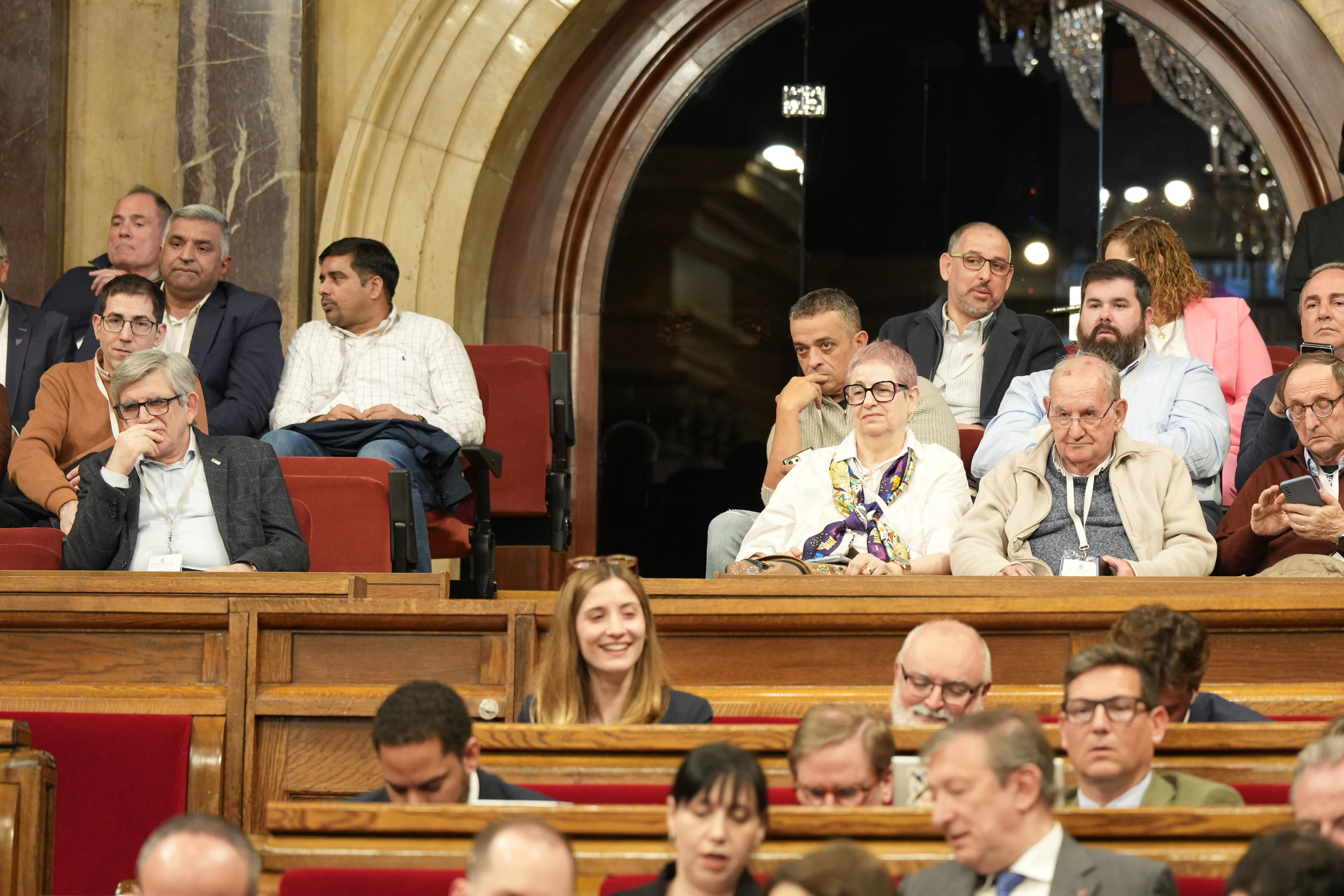 El portaveu d'Élite Taxi, Tito Álvarez, seguint el debat de la llei del taxi a l'hemicicle del Parlament