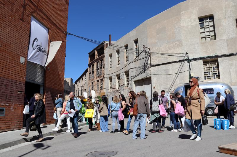 Several visitors to the 2024 Rec. Igualada fashion market on May 8, 2024