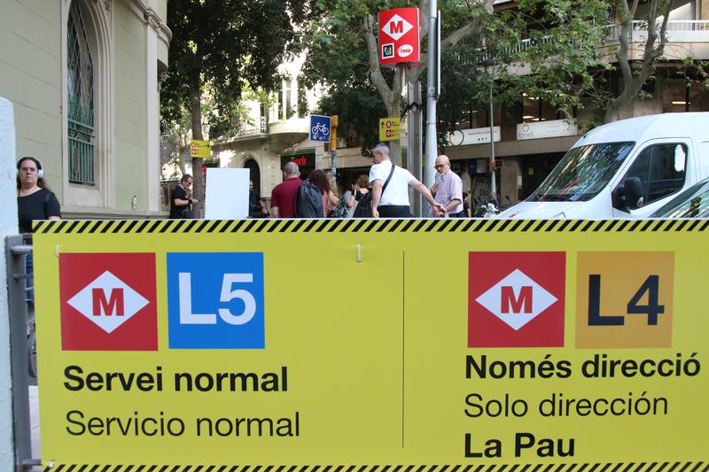 Signs at Verdaguer metro station warning of disrupted service on the L4