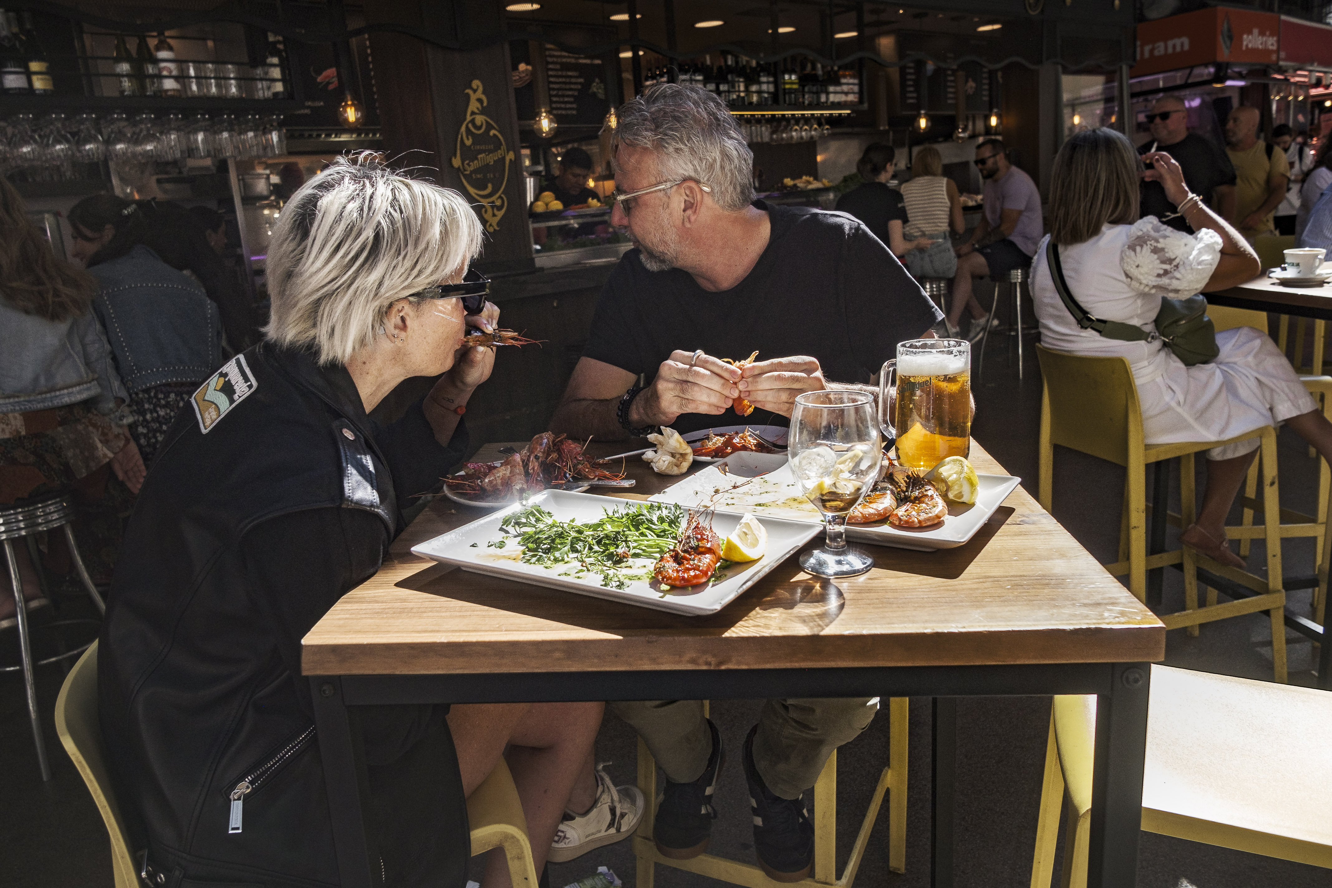 Two tourists eating in a restaurant's terrace in Barcelona