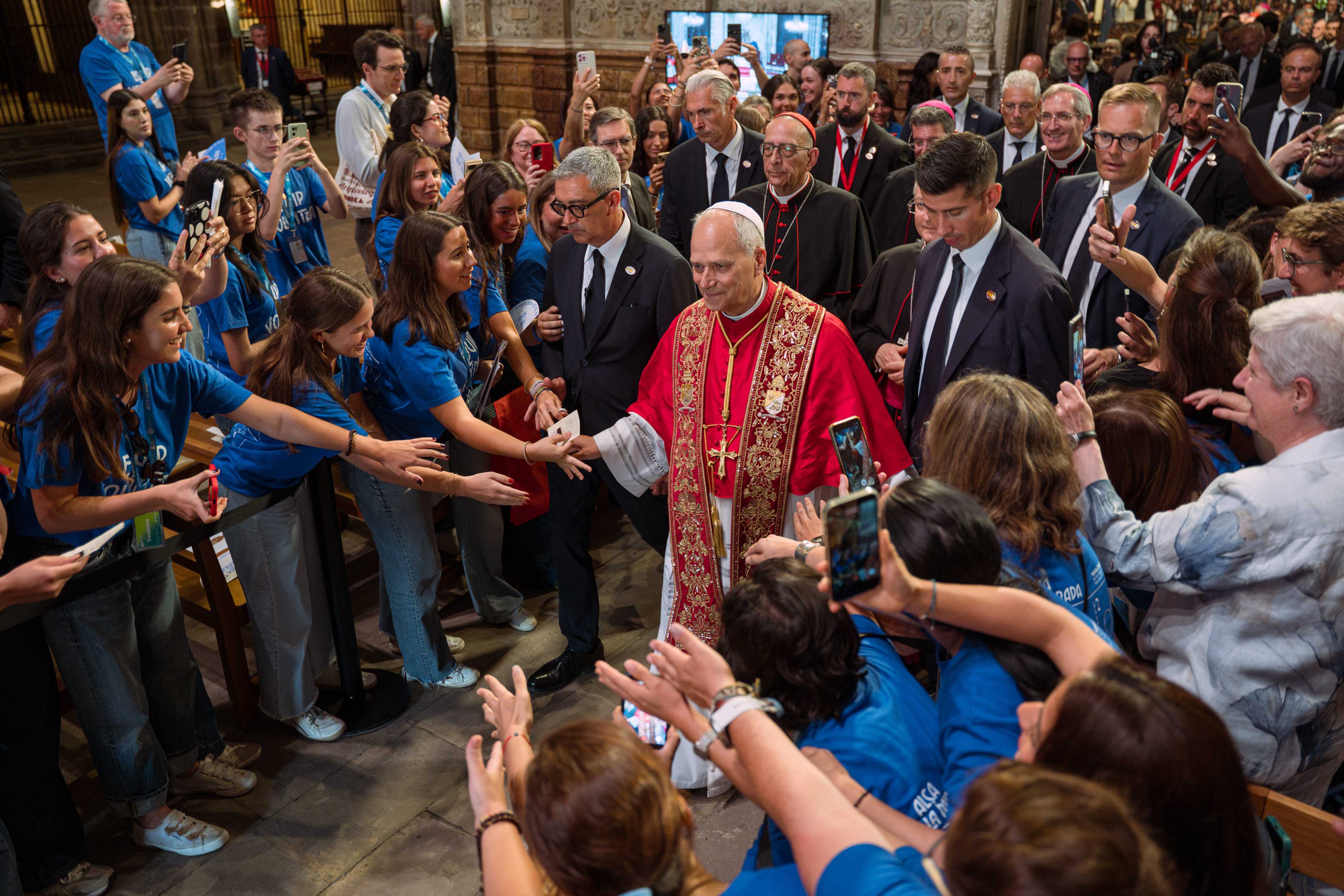 Lleó XIV surt de la catedral de Barcelona després de la seva primera cerimònia a Catalunya.