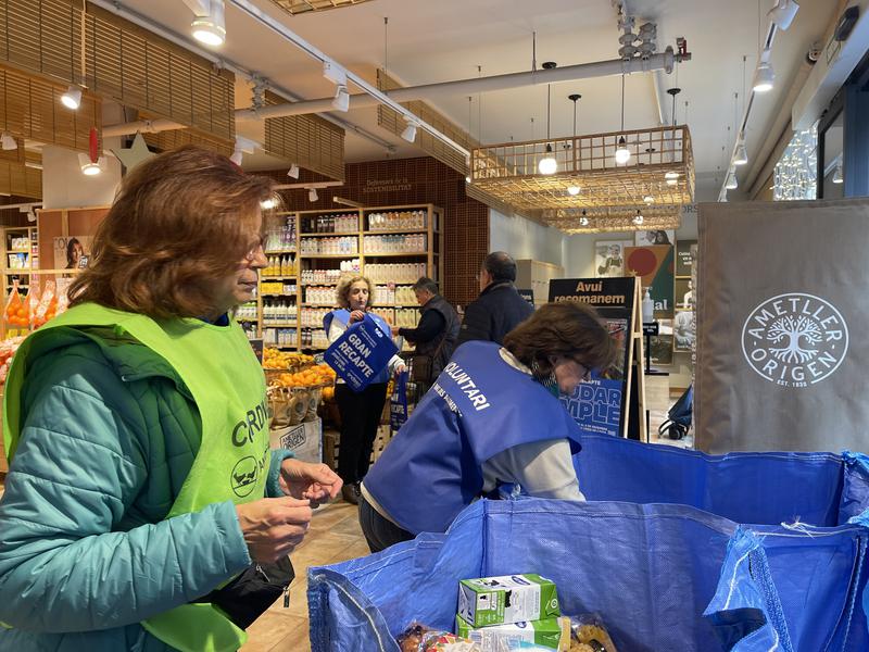 Gran Recapte food drive volunteers in a Barcelona supermarket 