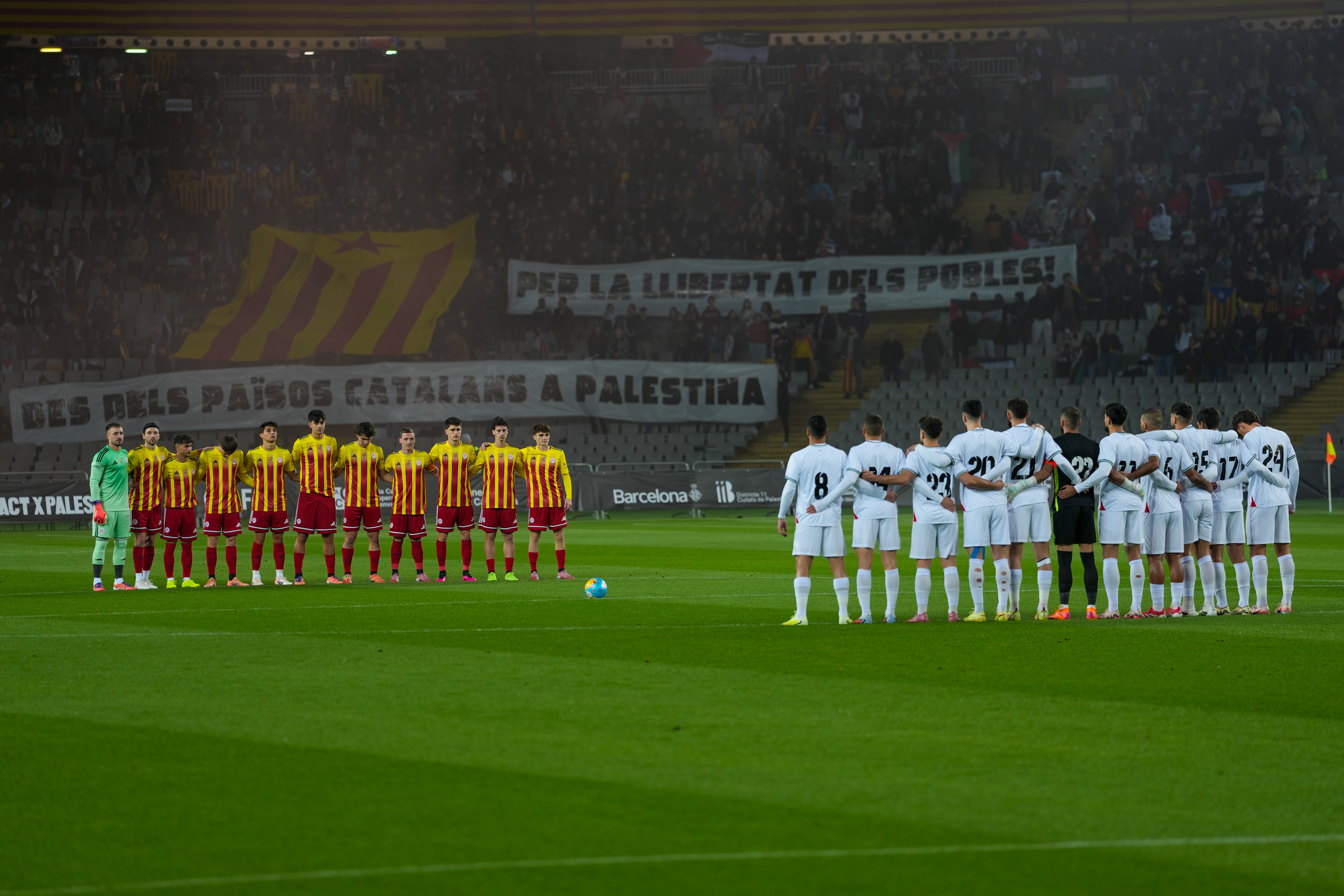 A minute of silence for the footballers killed in Gaza during the Catalonia-Palestine match at the Olympic Stadium