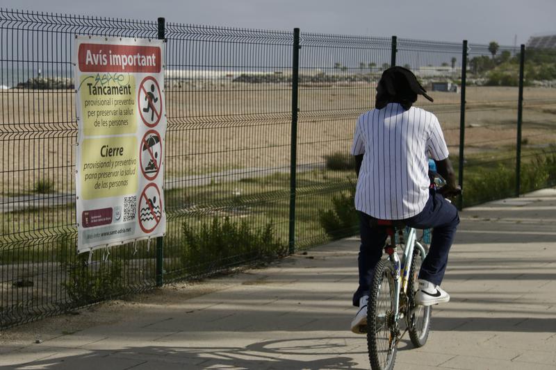 A poster informs about the closure of the Sant Adrià de Besòs' Litoral beach due to contaminated residues 