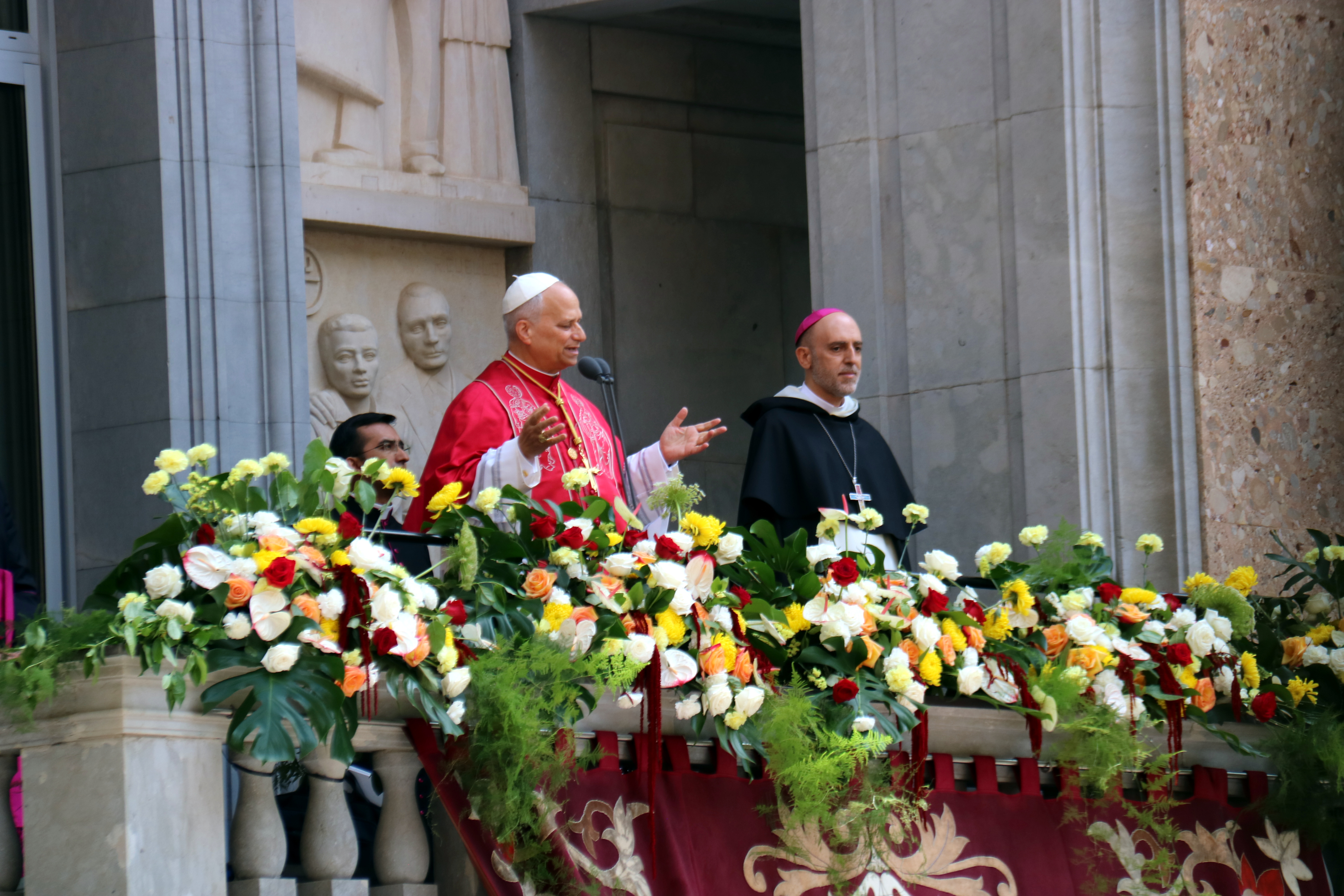 The Pope addresses the faithful from the balcony of Montserrat abbey