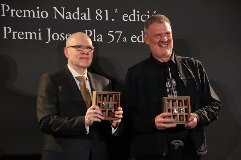 David Bueno and Jorge Fernández Díaz hold up their Josep Pla and Nadal Awards