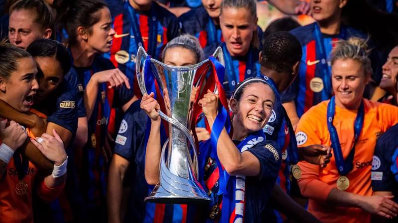 Aitana Bonmatí lifts the Champions League trophy