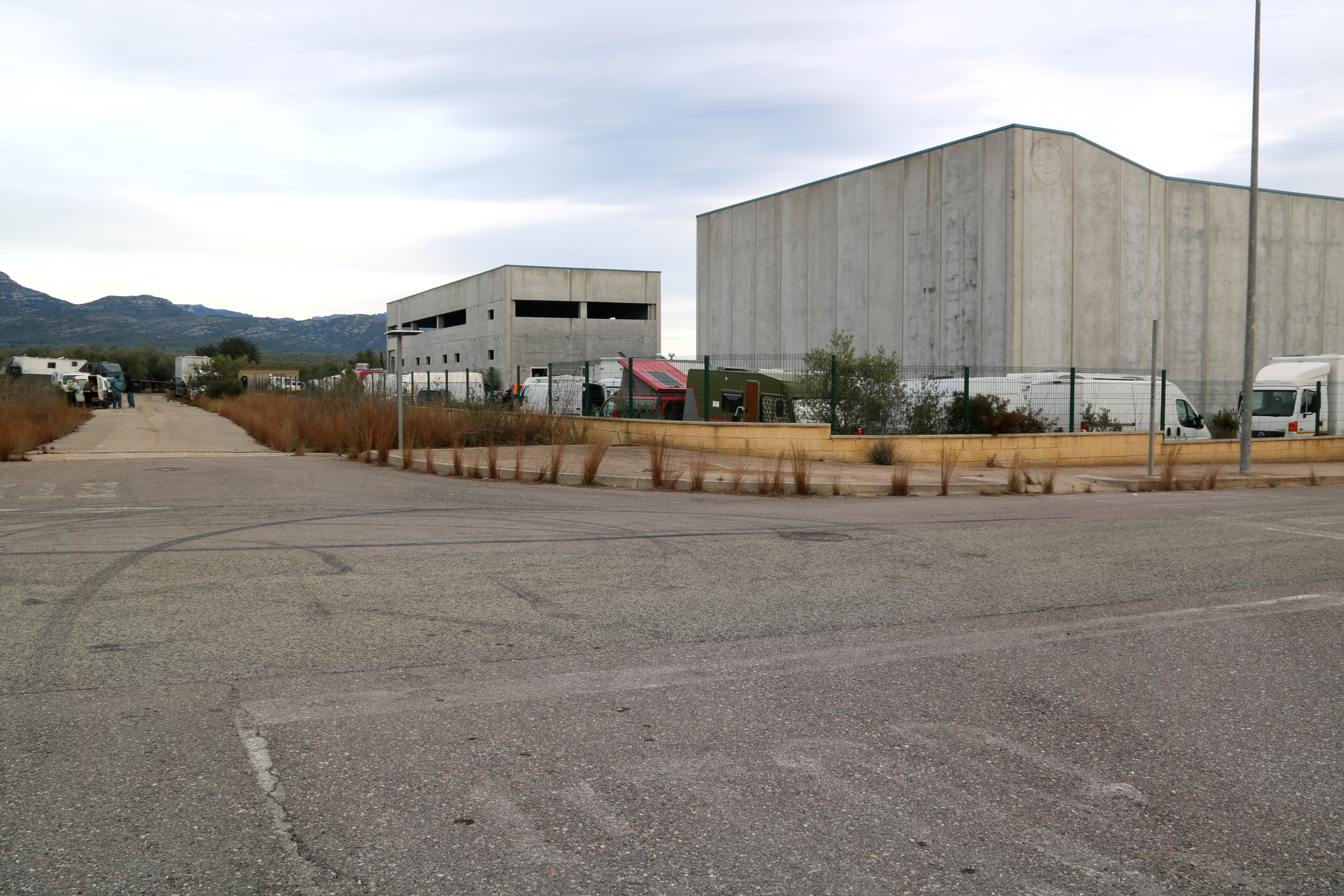 Les dues naus de la Sénia ocupades per una festa il·legal envoltades de furgonetes i caravanes dels participants