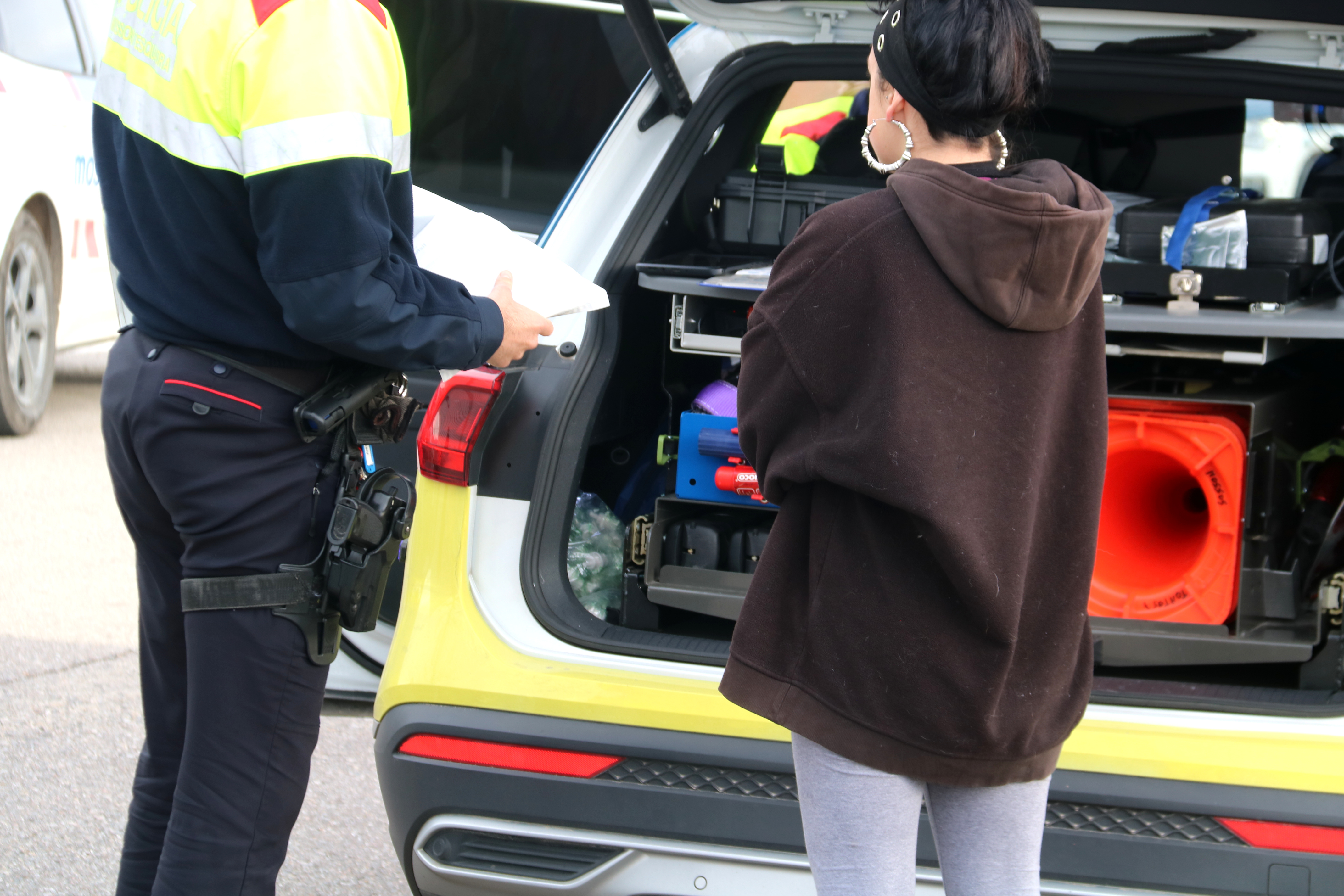 Una participant de la rave de la Sénia se sotmet als controls d'alcoholèmia i drogues dels Mossos per poder sortir del polígon