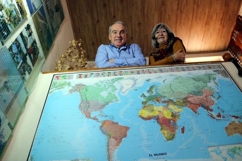 Couple Enric Moreno and Mayte Galindo with a world map.