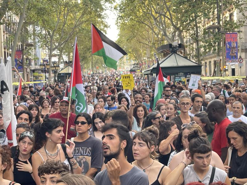 Hundreds of pro-Palestine protesters on Les Rambles
