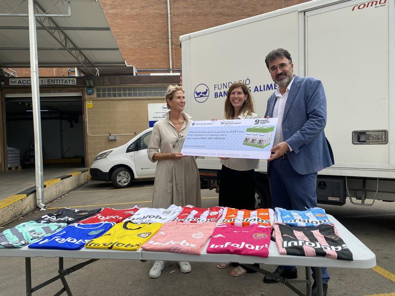 The president of Port de Barcelona and King's League communications director handing in the check to the vice-president of Banc dels Aliments.