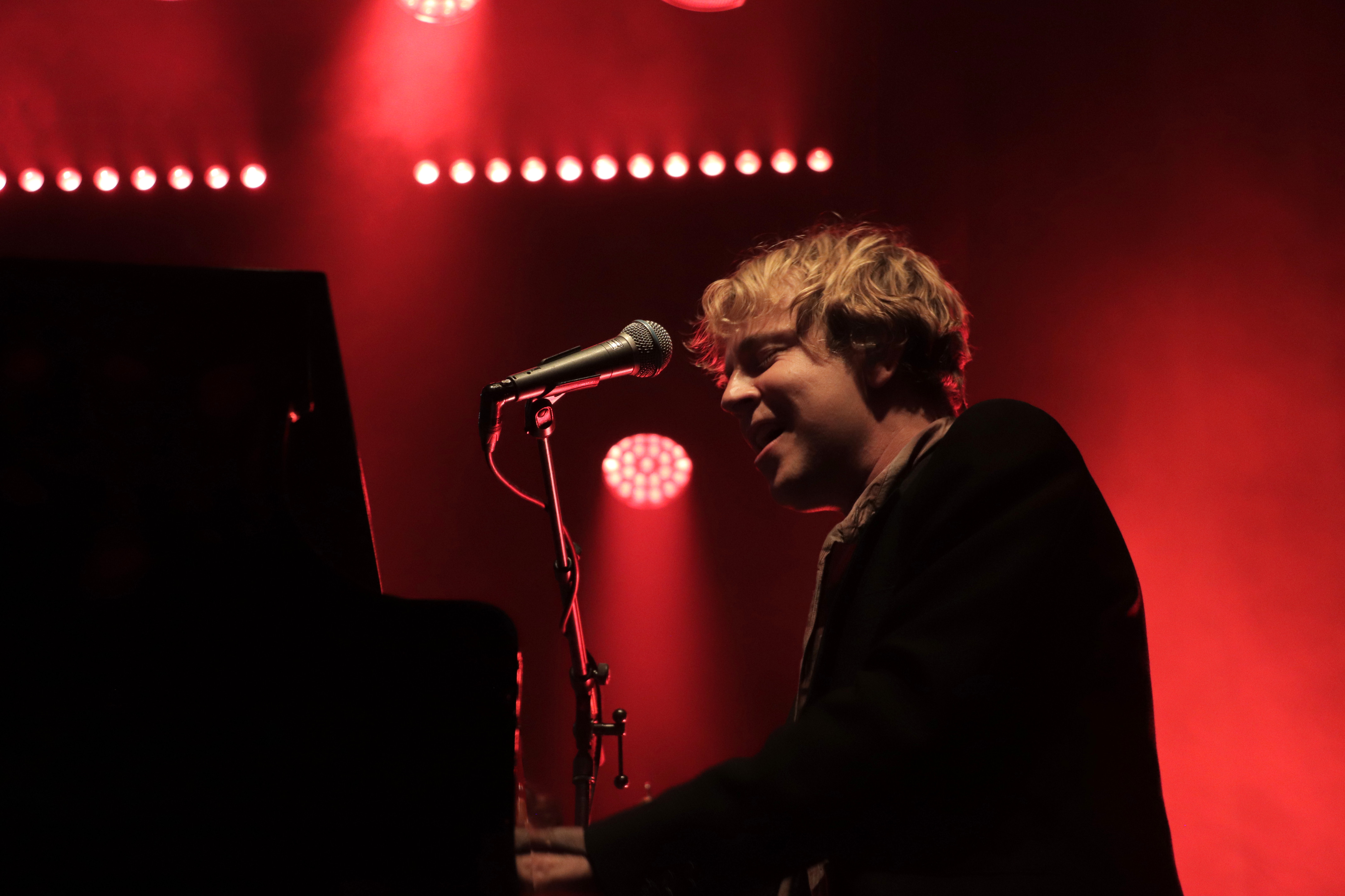 British singer Tom Odell during a concert in Barcelona's Sala Apolo on June 16, 2025