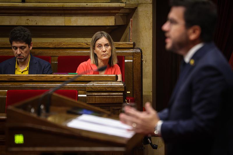 Catalunya En Comú leader Jéssica Albiach looks at Catalan president Pere Aragonès speaking in parliament