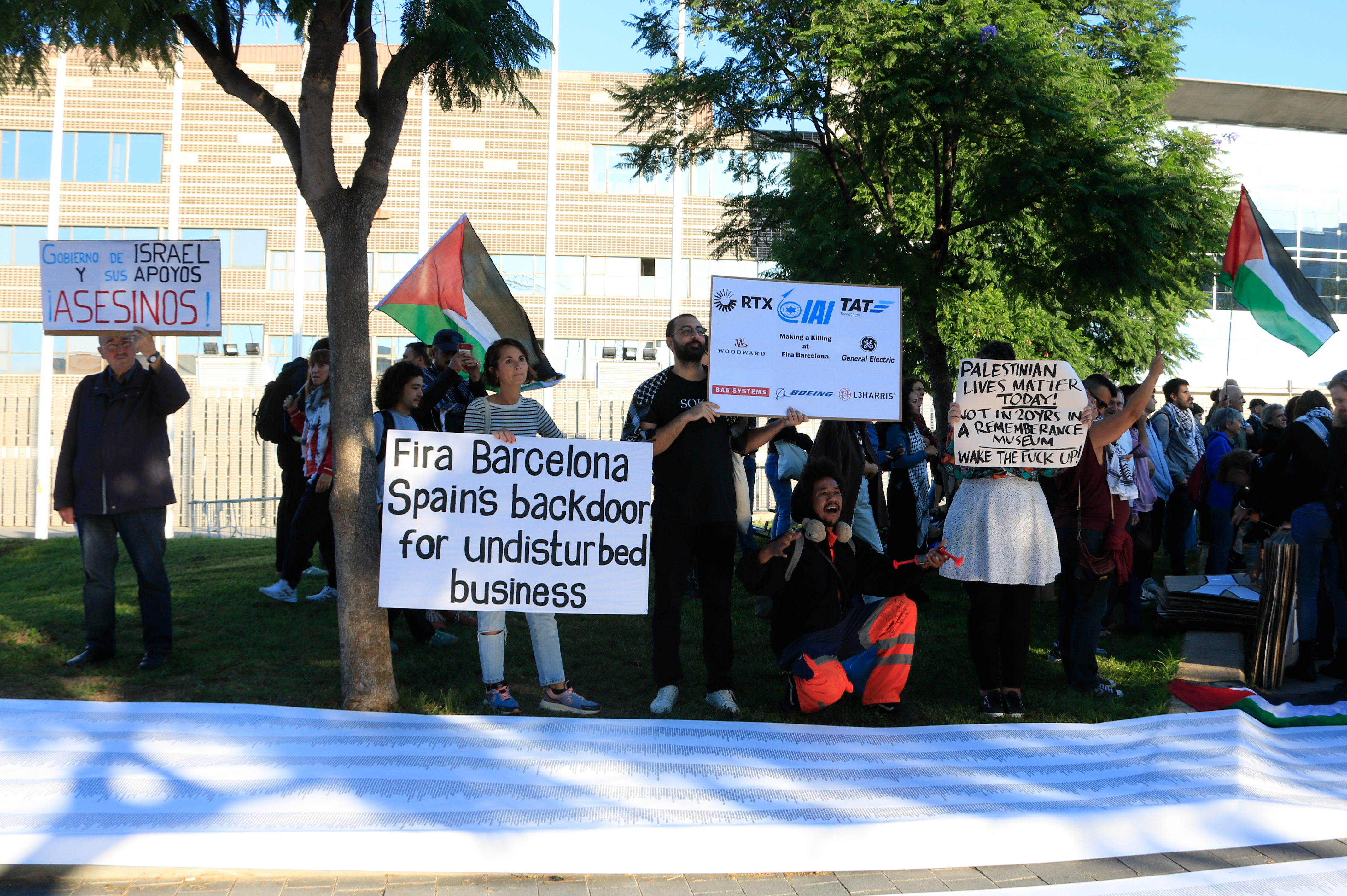 Protesters in front of the Fira Barcelona Gran Via during Aviation Week.