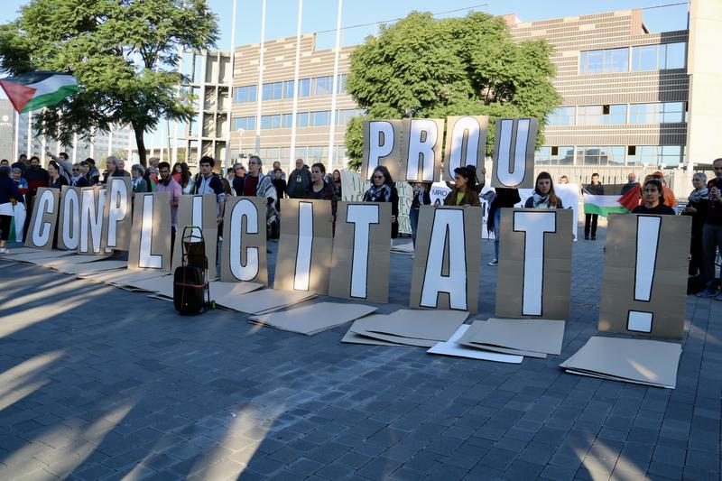 Protesters in front of the Fira Barcelona Gran Via during Aviation Week. 