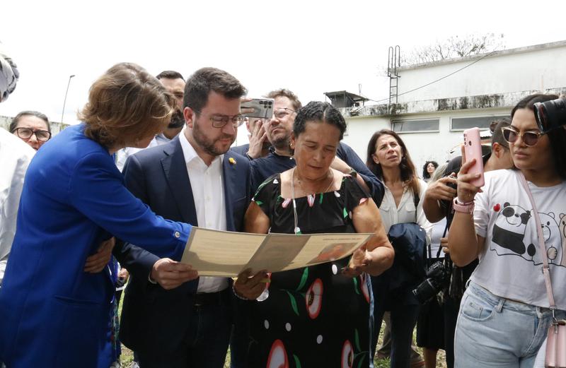 Catalan president Pere Aragonès and foreign minister Meritxell Serret during a visit to Villavicencio's cemetery on March 12, 2023