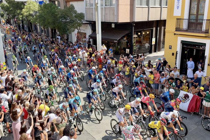 Passing of the Tour de France in front of Fonda Europa in Granollers.