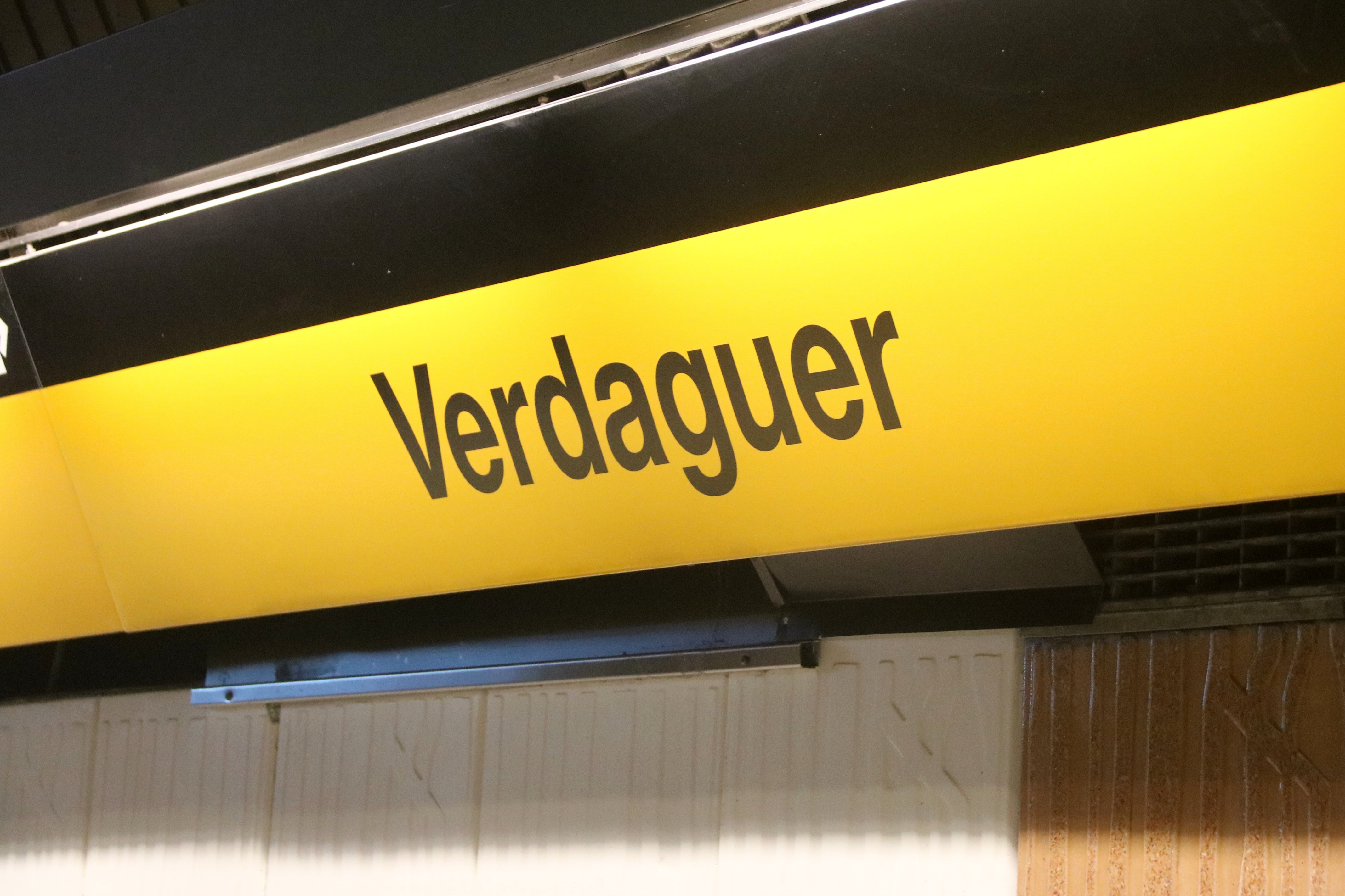 Yellow Line (L4) sign at Verdaguer station