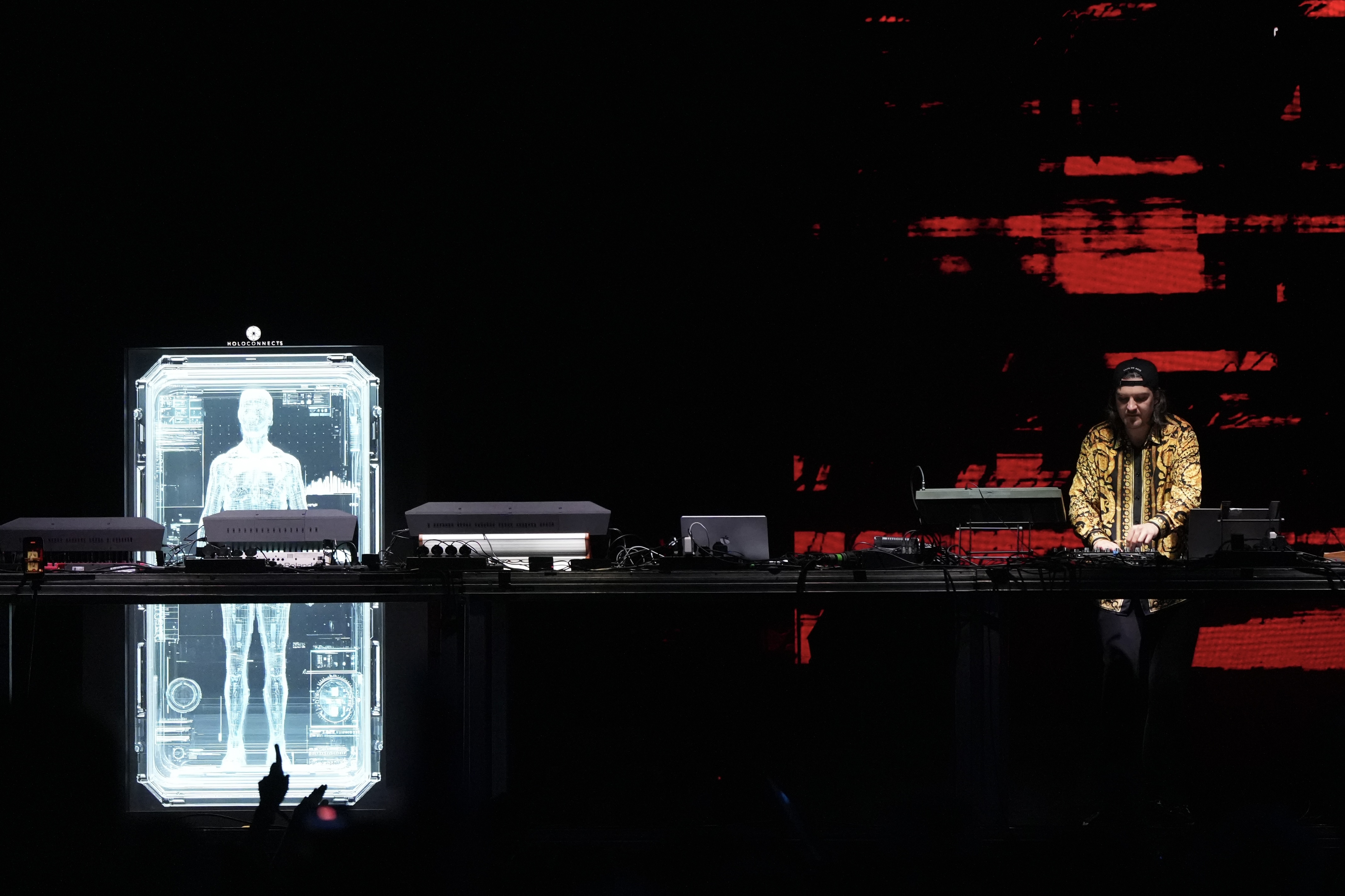 Reinier Zonneveld performing alongside a hologram