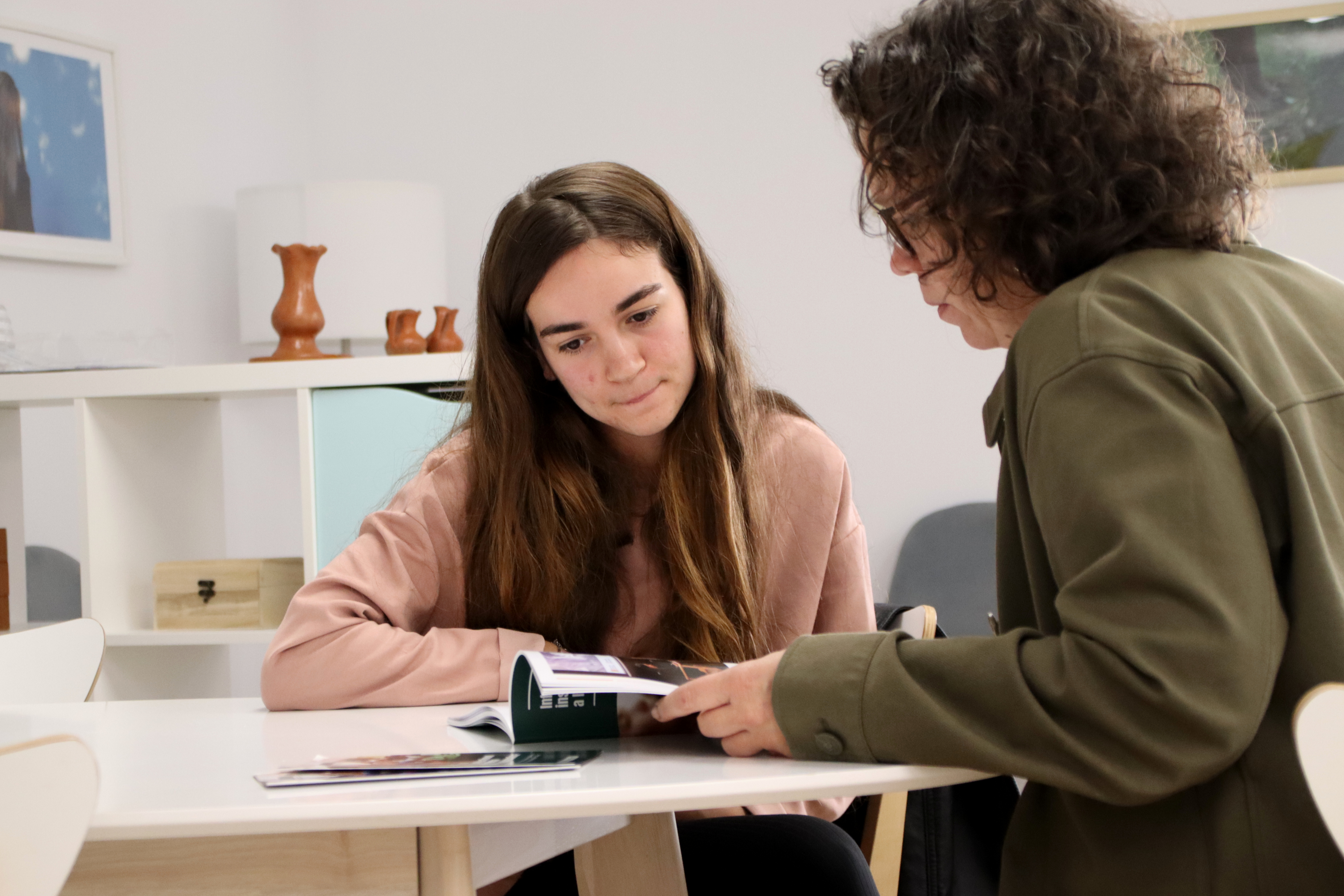 Irene, a volunteer, and Elisa, the coordinator of Hèlia, at the organization's headquarters
