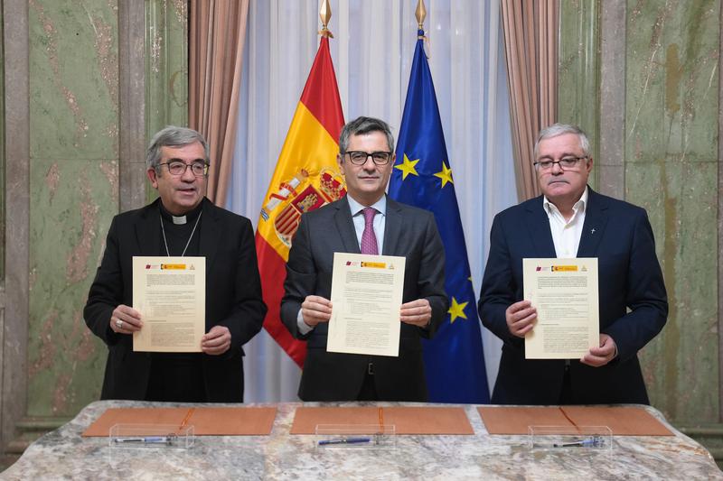 Luis Argüello, president of the Spanish Episcopal Conference, justice minister Félix Bolaños, and Jesús Díaz, president of Confer, with the signed agreement