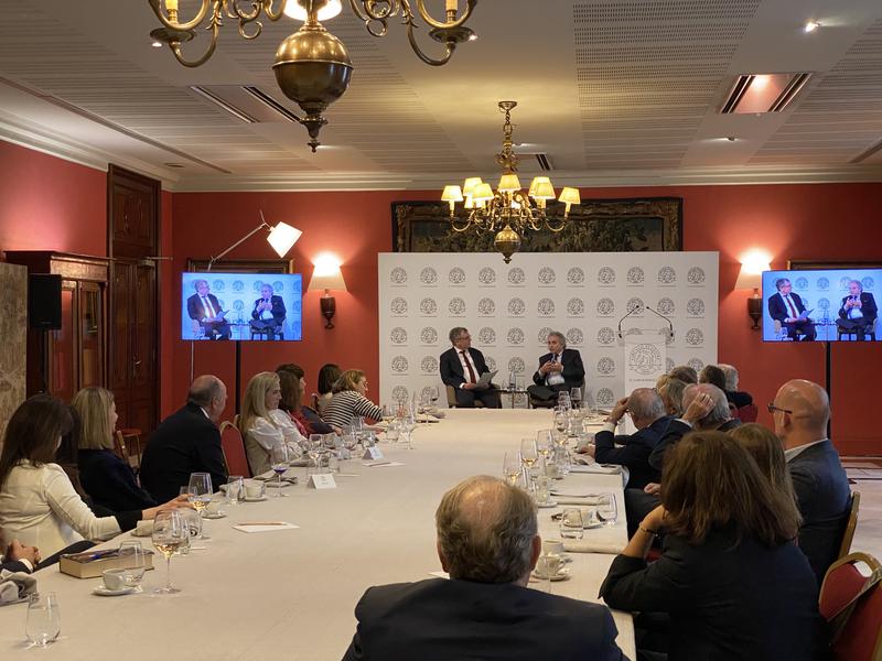 Ildefonso Falcones speaking at an event at the Círculo Ecuestra in Barcelona