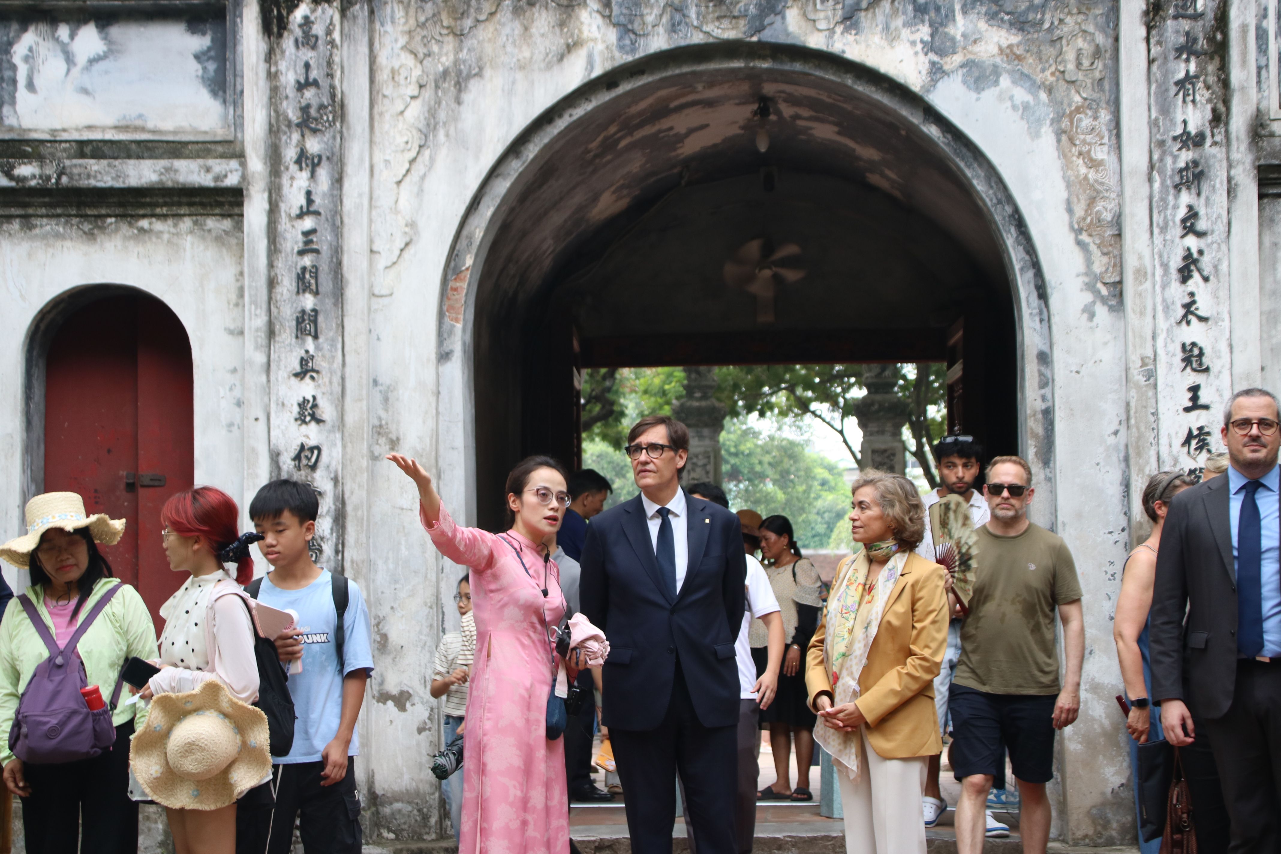 Salvador Illa visits the Temple of Literature in Hanoi, Vietnam