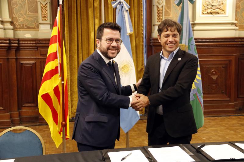 Catalan president Pere Aragonès and Buenos Aires Province governor Axel Kicillof signing the memorandum of understanding