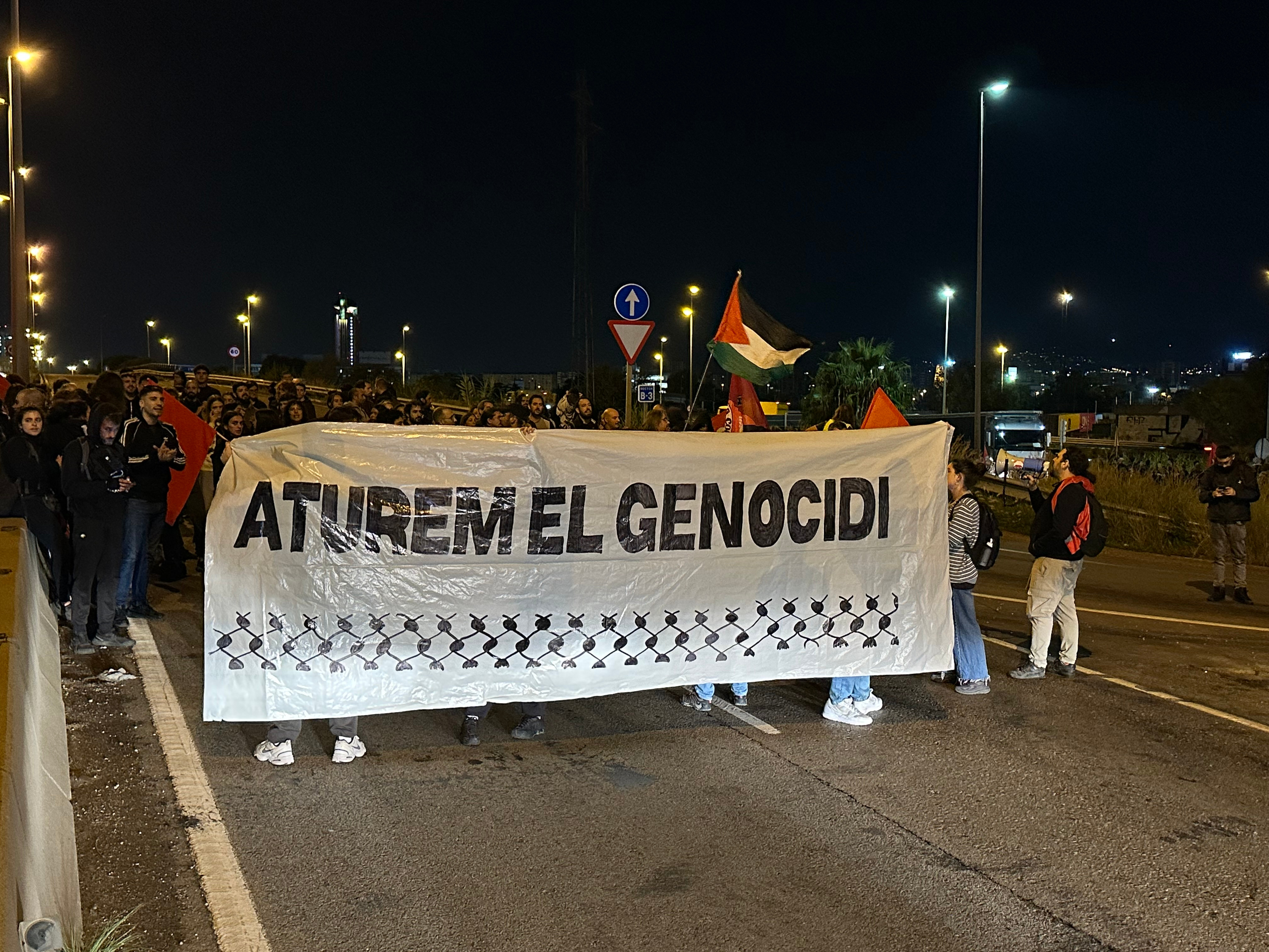 Workers during the general strike of October 15, 2025, blocking access in the Zona Franca industrial site