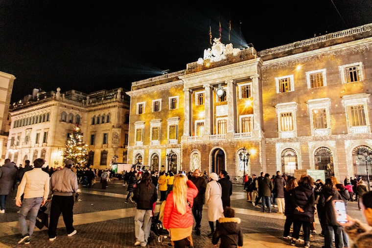 Immersive open-air Christmas projection at Sant Jaume Square in Barcelona