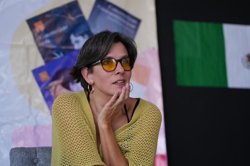 Els estudiants de la Preparatoria 16 de Guadalajara reben amb entusiasme la visita de l'escriptora Carlota Gurt