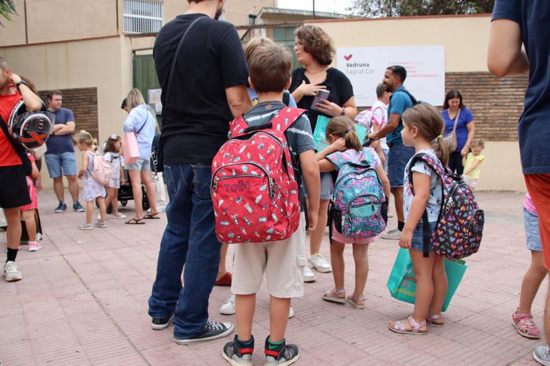 Image of the entrance to Vedruna Sagrat Cor School in Tarragona on the first day of the school year
