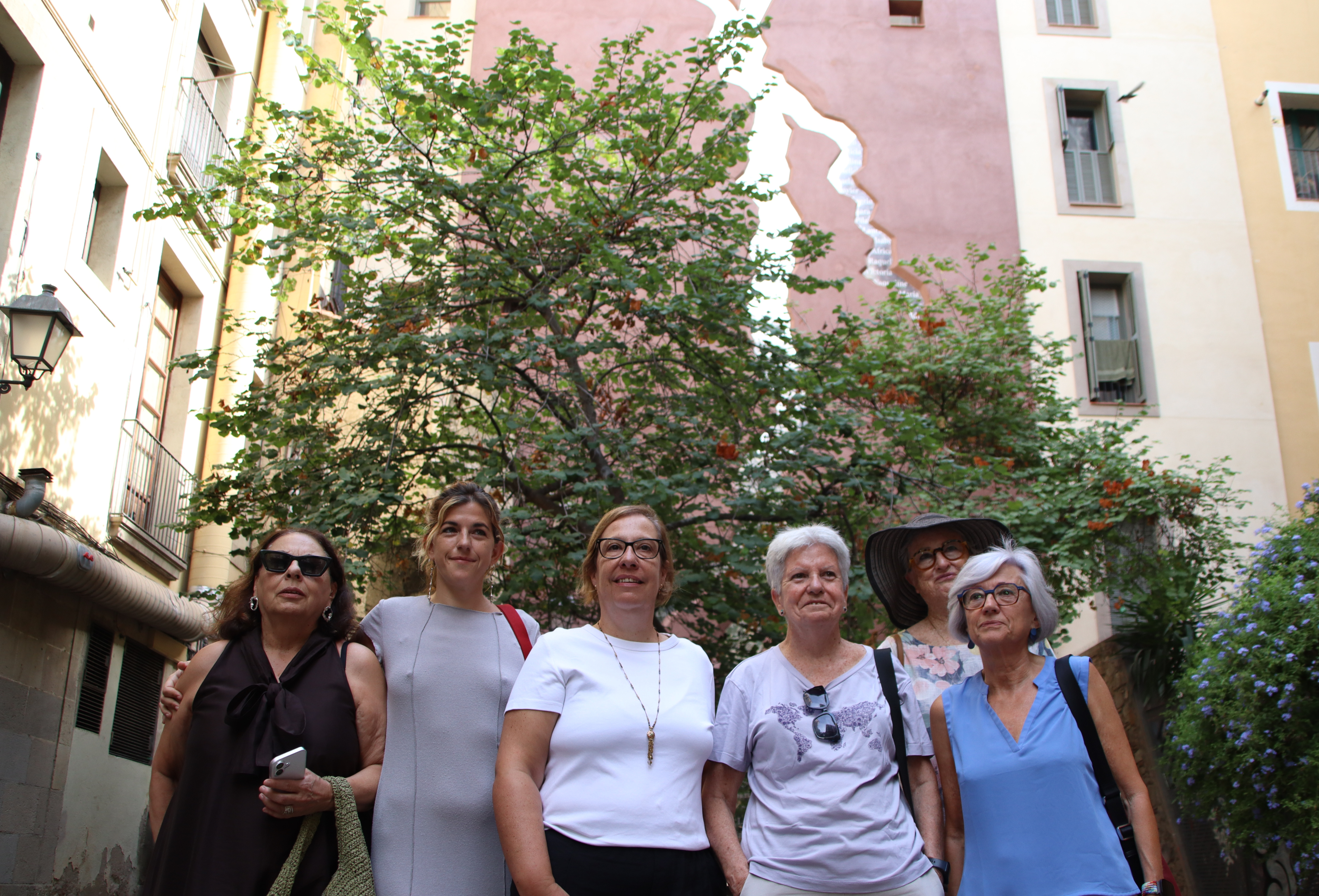 Barcelona deputy mayor Raquel Gil with volunteers from the Plataforma Unitària contra la Violència de Gènere at the presentation of L'Escletxa