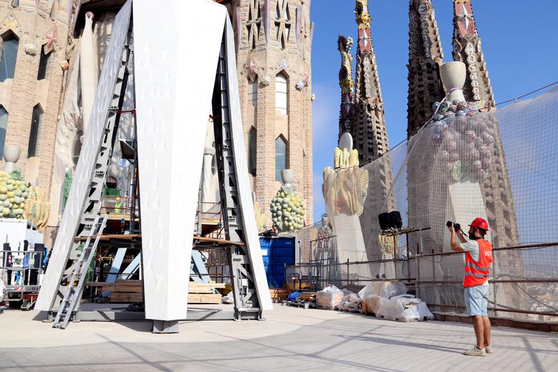 Sagrada Família will install a large cross on top of the Tower of Jesus Christ